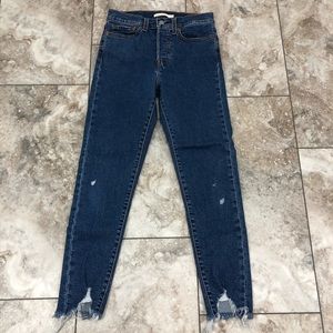 LEVI’S HIGH RISE WEDGIE RAW DISTRESSED HEM SIZE 27